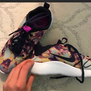 Size 9 Nike Rosche Multi-Colored Print